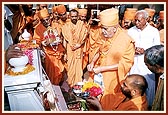 Swamishri performs pujan and unveils the memorial plaque