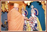 Swamishri performs the murti-pratishtha rituals