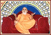 Swamishri blesses the Shri Hari Jayanti assembly