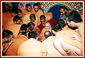Swamishri blesses the sadhus of Kheda district