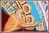 Swamishri sanctifies the janois (sacred threads) 