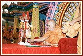 Swamishri performs pujan of murtis