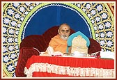 Swamishri chants Swaminarayan Mahamantra
