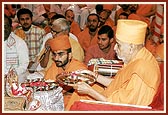 Swamishri performs arti of Thakorji
