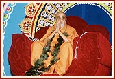 Swamishri welcomed with a garland peacock feathers