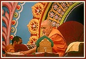 Swamishri sanctifies the janois (sacred threads) 