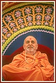 Swamishri blesses the assembly