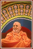 Swamishri blesses the assembly