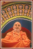 Swamishri blesses the assembly