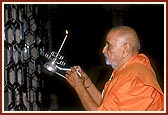 Swamishri performs the evening arti at the mandir