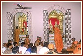 Swamishri performs the evening arti at the mandir