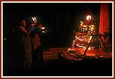 Swamishri performs the Shri Hari Jayanti arti