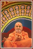 Swamishri in a divine, joyous mood during the assembly