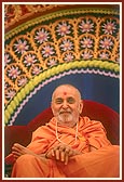 Swamishri in a divine, joyous mood during the assembly