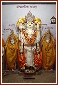 On route to Malu from Khambhat, Swamishri visits the mandir of Brahma for darshan
