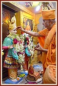 Swamishri performs pujan of the murtis