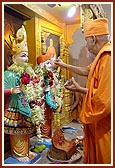 Swamishri performs pujan of the murtis