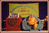 Swamishri blesses the assembly