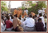 On the way to Umlav, Swamishri meets the devotees of Sisva at Sisva Chokdi