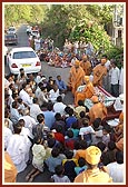 On the way to Umlav, Swamishri meets the devotees of Sisva at Sisva Chokdi
