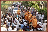 On the way to Umlav, Swamishri meets the devotees of Sisva at Sisva Chokdi