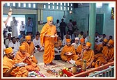 Swamishri performs the murti-pratishtha arti