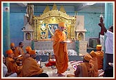 Swamishri performs the murti-pratishtha arti