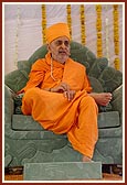 Swamishri blesses the assembly