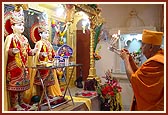 Swamishri performs the murti-pratishtha arti