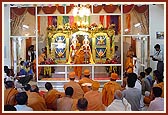 Swamishri performs the murti-pratishtha arti 