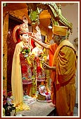 Swamishri performs pujan and murti-pratishtha arti