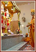 Swamishri performs pujan and murti-pratishtha arti