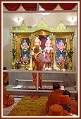 Swamishri performs pujan and murti-pratishtha arti