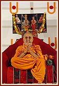 Swamishri blesses the assembly