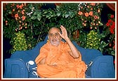 Swamishri blesses the satsang assembly