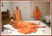 Swamishri in a divine jovial mood before going to sleep