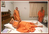 Swamishri in a divine jovial mood before going to sleep