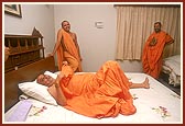 Swamishri in a divine jovial mood before going to sleep
