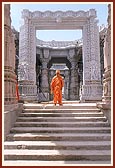 Swamishri before the barsakh (entrance to monument)