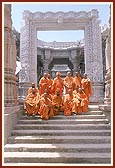 Swamishri with sadhus of the Akshardham project team