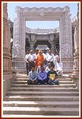 Swamishri with staff of Akshardham construction team
