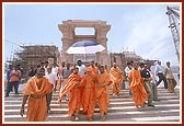 Swamishri descends the monument steps