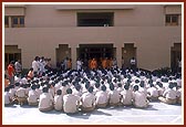 Swamishri blesses 550 students from a nearby school