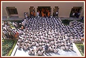 Swamishri blesses 550 students from a nearby school