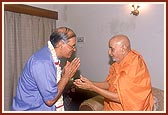 Swamishri meets Governor Shri Vijay Kapoor