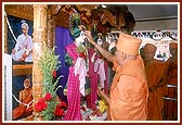 Swamishri performs pujan of murtis 