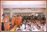 Swamishri is welcomed in the assembly hall