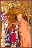 Performs pujan of murtis