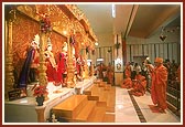 Swamishri performs arti of Thakorji