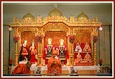 Swamishri performs arti of Thakorji